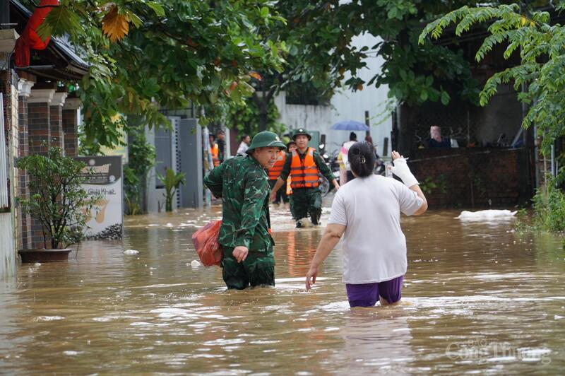 Hỗ trợ người dân sơ tán người và tài sản