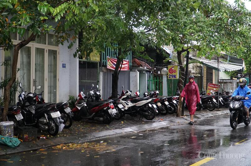 Hàng loạt xe máy bị vào nước, chết máy. Hai bên vỉa hè đường Mẹ Suốt ngổn ngang xe máy của người dân để tránh lụt