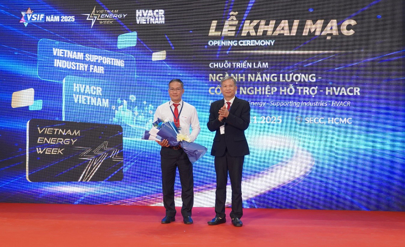 Ông Bùi Trung Kiên - Phó Tổng giám đốc Tổng công ty Điện lực TP. Hồ Chí Minh nhận hoa cảm ơn từ Ban tổ chức. Ảnh: Minh Khuê.