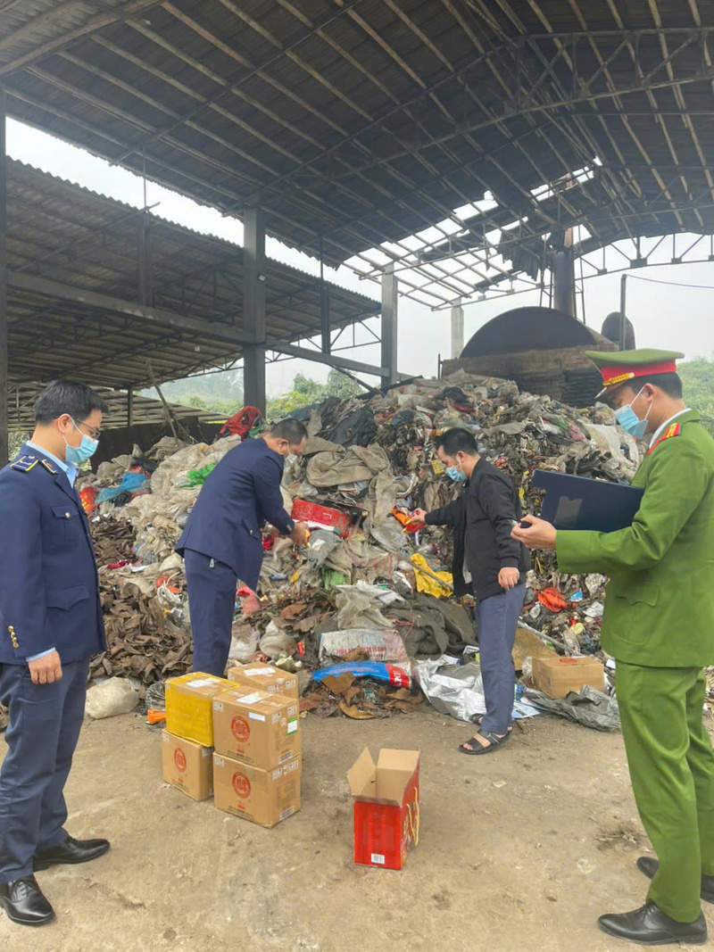 Phối hợp với các lực lượng chức năng xử lý, tiêu hủy hàng hóa vi phạm theo qui định. Ảnh: LN