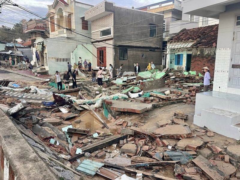 Nhiều nhà dân tại làng chài Nhơn Hải (tỉnh Gia Lai) đổ sập. Ảnh: Hoàng Lợi