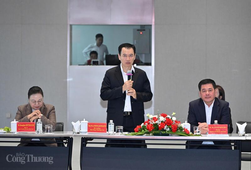 Bộ trưởng Bộ Công Thương Lào Malaythong Kommasith phát biểu. Ảnh: Cấn Dũng.