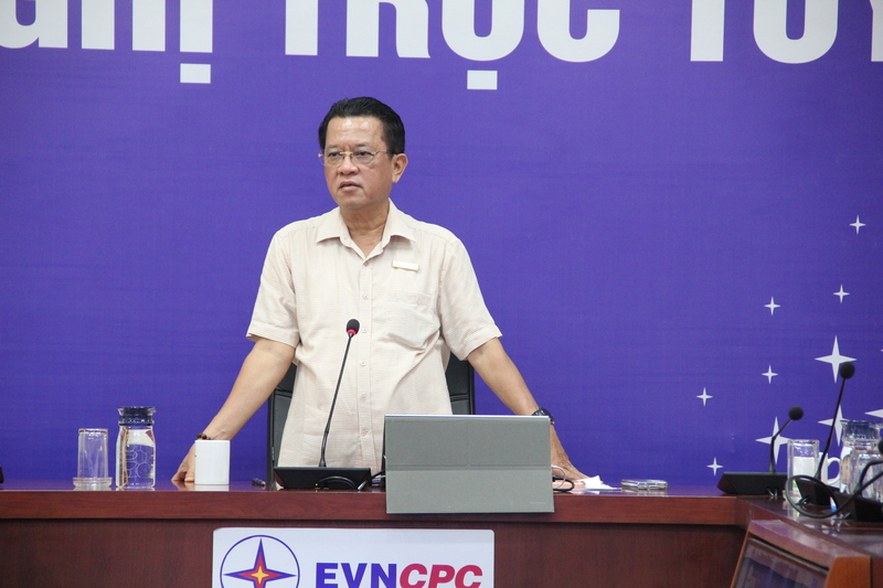 Tổng Giám đốc EVNCPC Ngô Tấn Cư đặt mục tiêu trong 3 ngày tới sẽ cơ bản khôi phục cấp điện cho các địa phương bị sự cố điện do bão số 13. Ảnh: Bình An