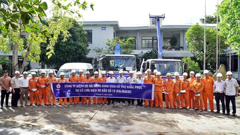 Đội xung kích Điện lực Đà Nẵng trước khi lên hỗ trợ khắc phục hậu qủa do cơn bão số 13 gây ra tại tỉnh Gia Lai. Ảnh: Bình An