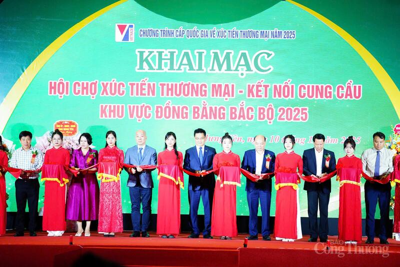 Tối 10/11, tại thành phố Hưng Yên, Hội chợ Xúc tiến thương mại - Kết nối cung cầu khu vực Đồng bằng Bắc Bộ 2025 chính thức khai mạc. Ảnh: Thái Mạnh