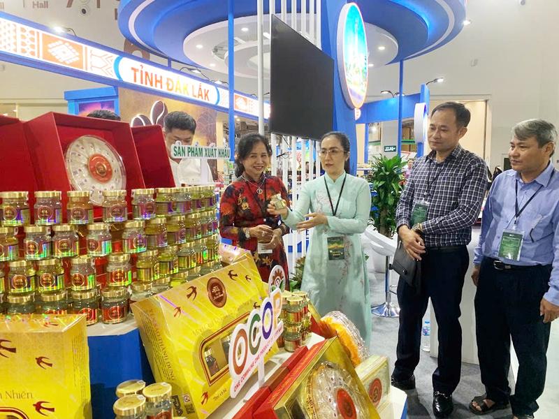Sản phẩm đạt chứng nhận OCOP ở Đắk Lắk tham gia Hội chợ Mùa Thu lần thứ I-2025. Ảnh: Hữu Thành