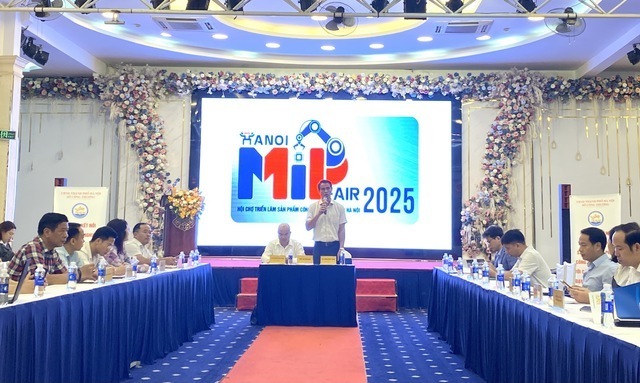 Phó Giám đốc Trung tâm Khuyến công và Tư vấn phát triển công nghiệp Hà Nội Vương Đình Thanh phát biểu tại họp báo. Ảnh: VGP/Thùy Linh