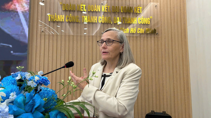 Bà Carol Marie - chuyên gia chiến lược về truyền thông nêu ý kiến tại hội thảo