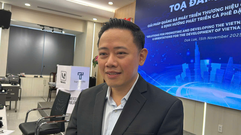 Ông Trần Minh Thắng, Trưởng phòng Phòng Chính sách xúc tiến Thương mại (Bộ Công Thương) trò chuyện với phóng viên