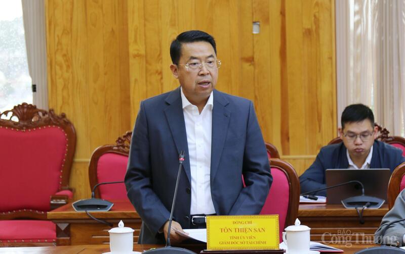 Ông Tôn Thiện San, Giám đốc Sở Tài chính tỉnh Lâm Đồng báo cáo tại cuộc họp