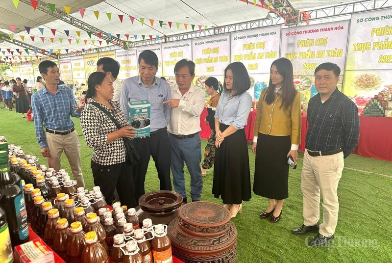 Các sản phẩm tham gia phiên chợ đều là thực phẩm an toàn, có sự tham gia giám sát an toàn thực phẩm của cơ quan quản lý nhà nước có thẩm quyền, sản phẩm OCOP có thương hiệu.