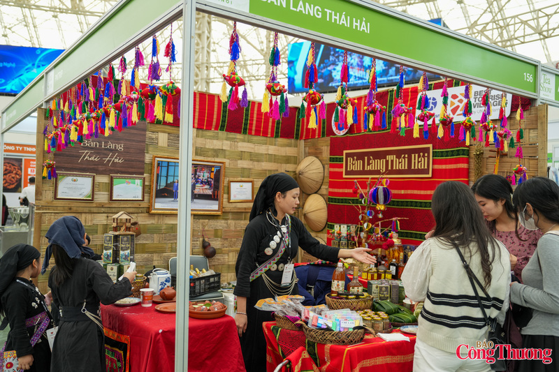 Các loại trà đặc sản của đồng bào các dân tộc thu hút người dân yêu trà.