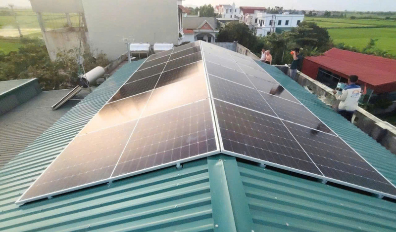 Hiện nhiều hộ dân ở Quảng Ninh chủ động lắp đặt điện mặt trời mái nhà. Ảnh: NL.