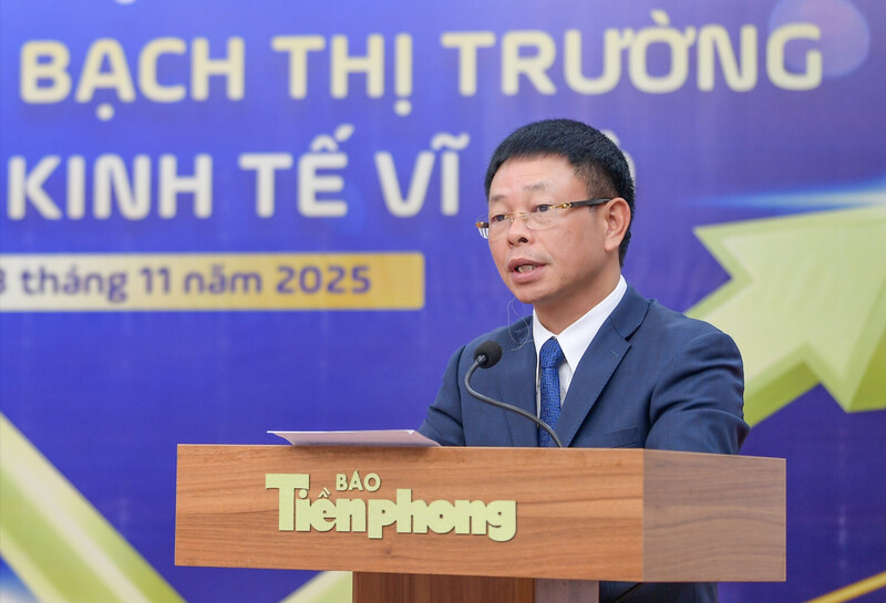 Tổng Biên tập Báo Tiền phong Phùng Công Sưởng phát biểu khai mạc toạ đàm. Ảnh: Duy Minh