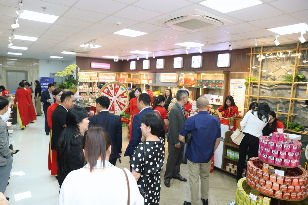 Showroom Phố Huế không chỉ là nơi mua sắm, mà còn là Công ty Cổ phần Yến Sào Nha Trang khai trương showroom tại 303 – 305 Phố Huế