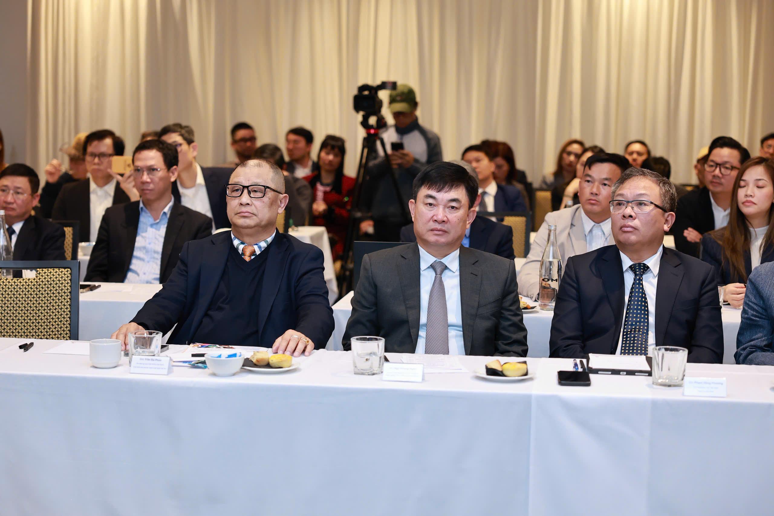 Ông Ngô Hoàng Ngân (ngồi giữa), Chủ tịch HĐTV Tập đoàn TKV tham dự diễn đàn. Ảnh Nguyên Minh