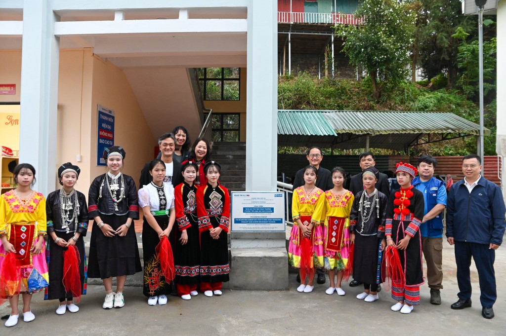 Các đại biểu cùng các em học sinh đứng trước khu nhà bán trú mới Các đại biểu cùng các em học sinh đứng trước khu nhà bán trú mới