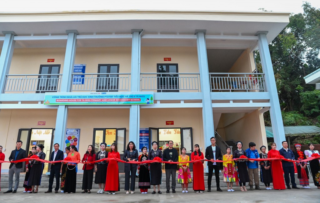 1-Các đại biểu cắt băng khánh thành khu nhà bán trú 1-Các đại biểu cắt băng khánh thành khu nhà bán trú