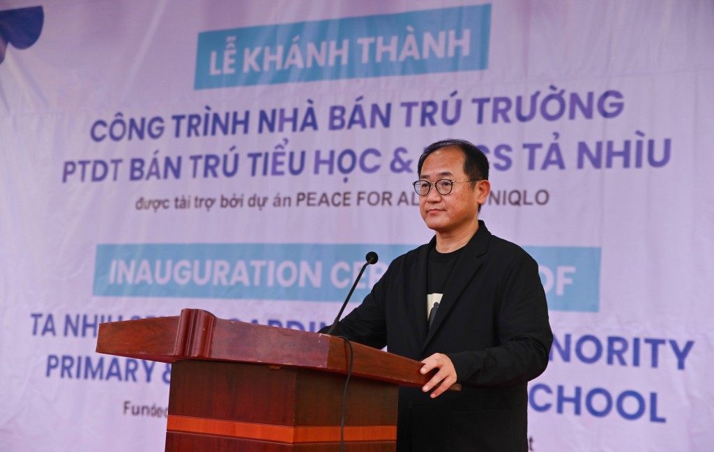 2-Ông Yukihiro Nitta, Tổng Giám đốc phụ trách Phát triển Bền vững Tập đoàn Fast Retailing phát biểu tại sự kiện 2-Ông Yukihiro Nitta, Tổng Giám đốc phụ trách Phát triển Bền vững Tập đoàn Fast Retailing phát biểu tại sự kiện
