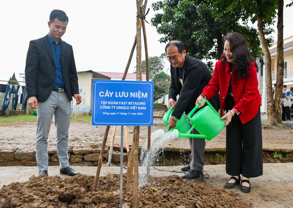 Các đại biểu trồng cây lưu niệm nhân lễ khánh thành khu nhà bán trú mới tại trường Tả Nhìu-2 Các đại biểu trồng cây lưu niệm nhân lễ khánh thành khu nhà bán trú mới tại trường Tả Nhìu-2