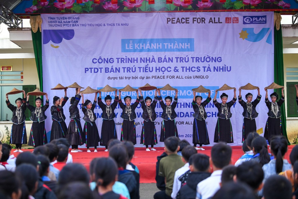 Các em học sinh trường PTDT Bán trú Tiểu học & THCS Tả Nhìu biểu diễn trong chương trình Các em học sinh trường PTDT Bán trú Tiểu học & THCS Tả Nhìu biểu diễn trong chương trình