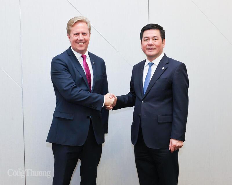 Bộ trưởng Bộ Công Thương Việt Nam Nguyễn Hồng Diên và Bộ trưởng Bộ Thương mại New Zealand Todd McClay. Ảnh: Nguyên Minh