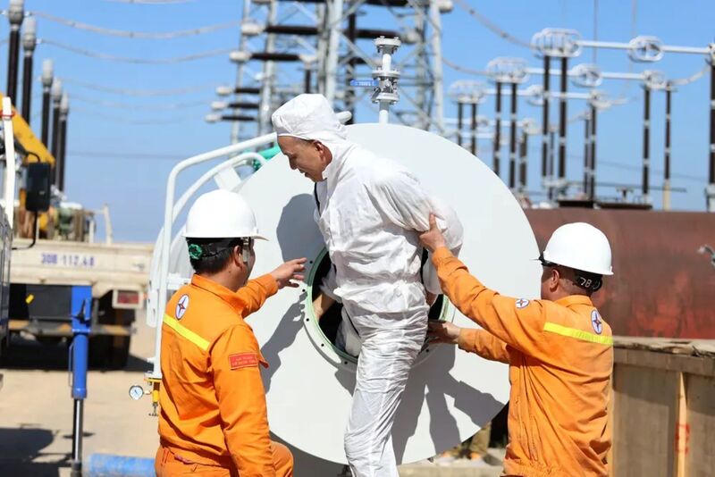 Chuyên gia nhà cung cấp thiết bị kiểm tra, đánh giá trước khi lắp đặt thiết bị cùng các đơn vị. Ảnh: CTV