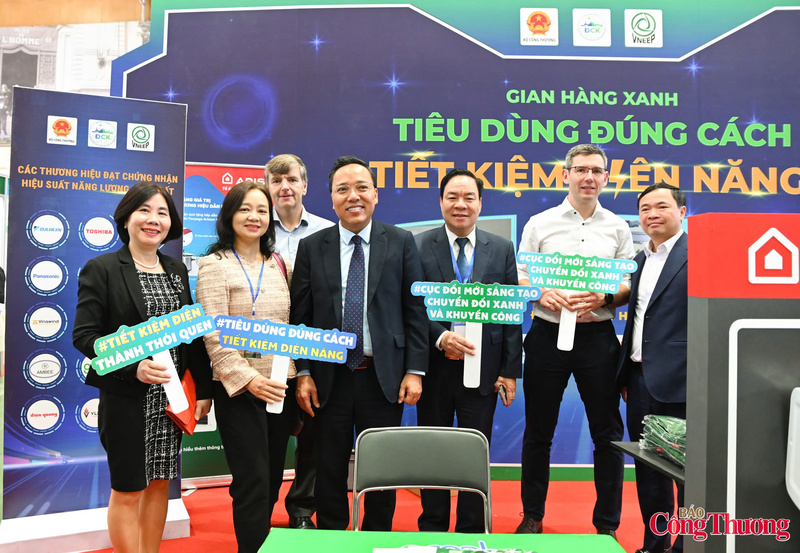 Lãnh đạo Bộ Công Thương đã thăm Gian hàng xanh tại hội chợ. Ảnh: Nam Nguyễn