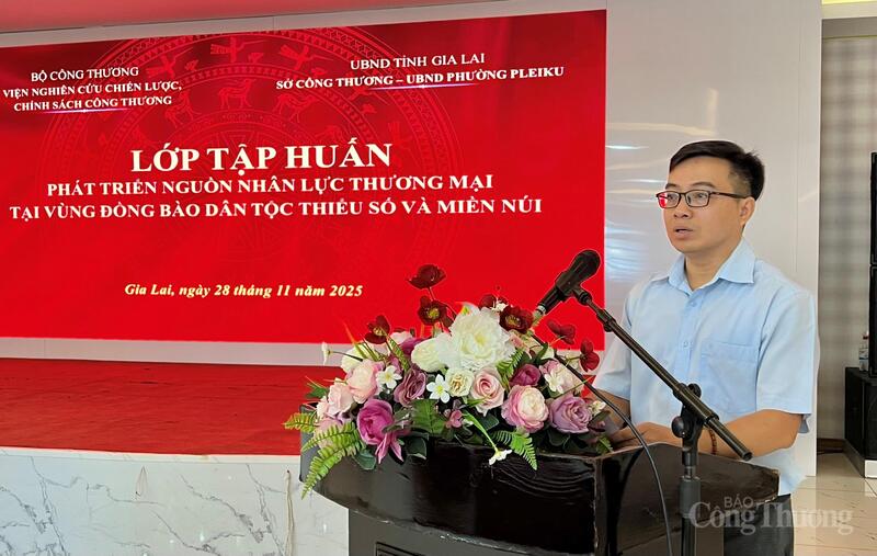 Ông Trần Khánh Toàn, Phó Trưởng phòng Quản lý thương mại (Sở Công Thương tỉnh Gia Lai) phát biểu khai mạc lớp tập huấn. Ảnh: Hiền Mai