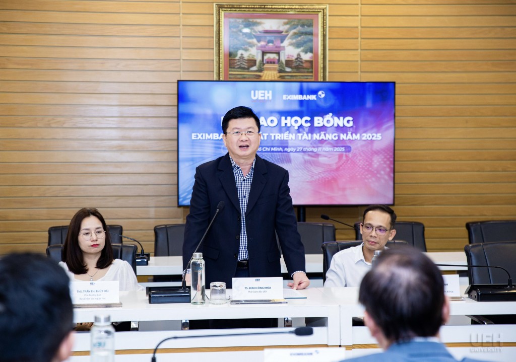 Tiến sĩ Đinh Công Khải – Phó Giám đốc UEH phát biểu tại lễ trao học bổng, ghi nhận sự đồng hành của Eximbank trong hỗ trợ sinh viên Tiến sĩ Đinh Công Khải – Phó Giám đốc UEH phát biểu tại lễ trao học bổng, ghi nhận sự đồng hành của Eximbank trong hỗ trợ sinh viên