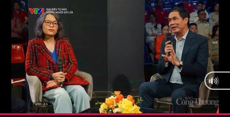 Nhà thơ - nhà báo Hữu Việt và nhà báo Đỗ Thu Hà chia sẻ trong chương trình. Ảnh: Hoa Quỳnh