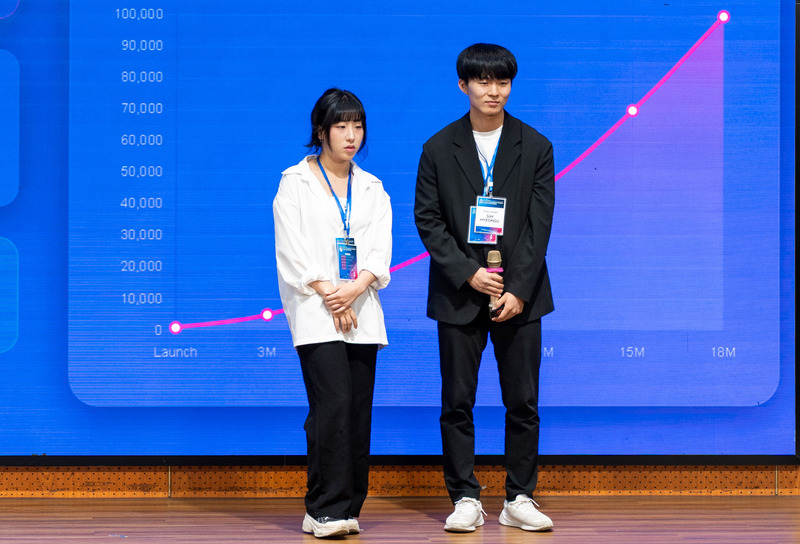 Các đội dự thi HUIT và KNU trình bày ý tưởng khởi nghiệp trước Hội đồng giám khảo song phương theo chuẩn gọi vốn quốc tế. Ảnh: Minh Khuê.