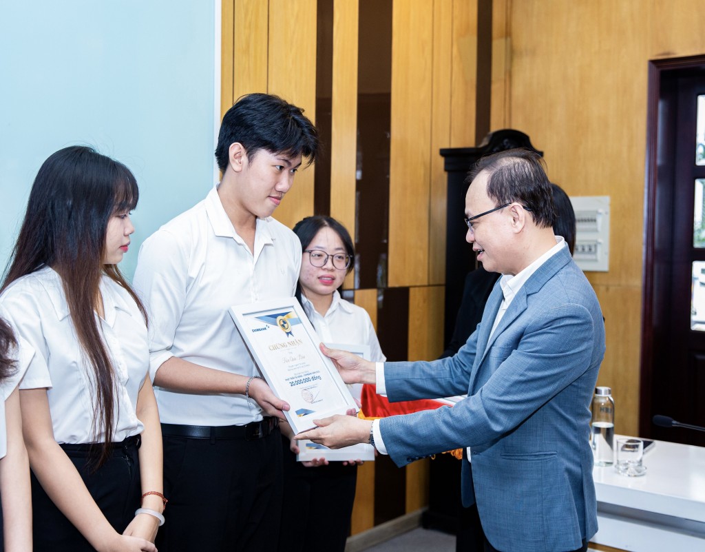 Ông Nguyễn Hồ Hoàng Vũ – Phó Tổng Giám đốc Eximbank trao học bổng cho sinh viên UEH trong chương trình “Eximbank – Phát triển tài năng năm 2025” Ông Nguyễn Hồ Hoàng Vũ – Phó Tổng Giám đốc Eximbank trao học bổng cho sinh viên UEH trong chương trình “Eximbank – Phát triển tài năng năm 2025”