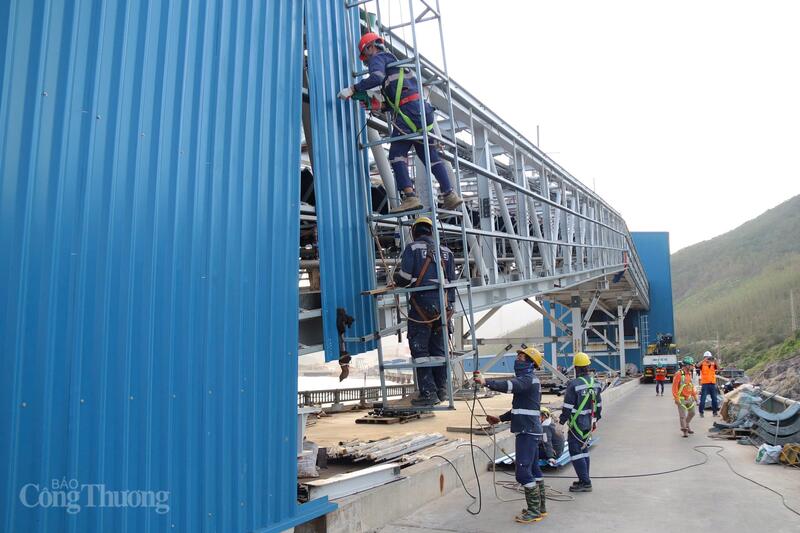 Công trường Nhà máy Nhiệt điện Quảng Trạch I tăng tốc từng ngày, lực lượng thi công dồn sức hoàn tất các phần việc cuối trước thời điểm quan trọng. Ảnh: Thanh Tuấn