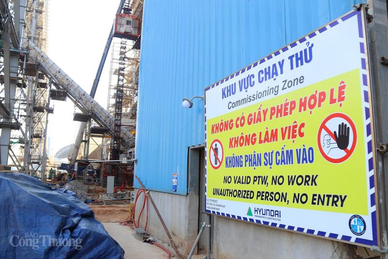 Dự án Nhà máy Nhiệt điện Quảng Trạch I hiện đã đạt hơn 20 triệu giờ lao động an toàn, không để xảy ra tai nạn lao động nghiêm trọng hay bất kỳ sự cố ảnh hưởng đến môi trường. Đây là kết quả của sự nỗ lực đồng bộ từ chủ đầu tư, các nhà thầu và toàn thể người lao động trong việc tuân thủ nghiêm ngặt các quy định về an toàn môi trường trong suốt quá trình thi công. Ảnh: Thanh Tuấn