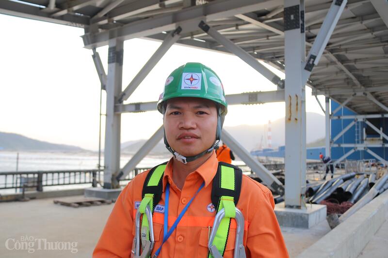 Ông Nguyễn Ngọc Giáp, Trưởng Ban an toàn, Ban quản lý dự án Nhà máy Nhiệt điện Quảng Trạch I chia sẻ với phóng viên về công tác an toàn. Ảnh: Thanh Tuấn