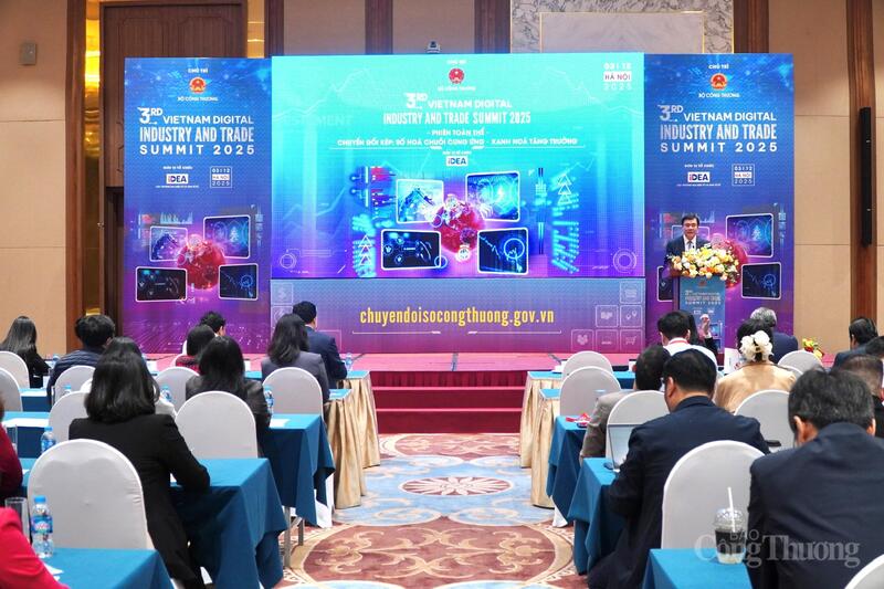 Diễn đàn Chuyển đổi số ngành Công Thương năm 2025 được tổ chức với chủ đề “Chuyển đổi kép: số hóa chuỗi cung ứng - xanh hóa tăng trưởng”. Ảnh: Minh Trang.