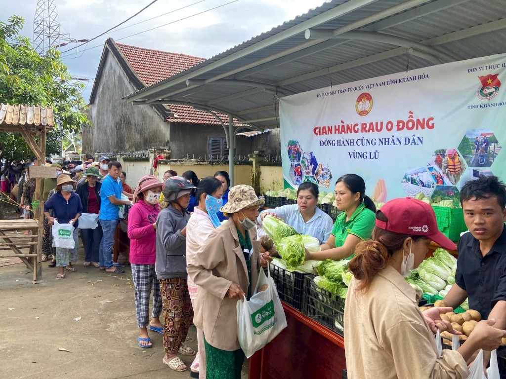 Niềm vui của người dân vùng lũ khi nhận được những món quà thiết thực, ấm áp tình người từ Lâm Đồng (Ảnh: CTV) Niềm vui của người dân vùng lũ khi nhận được những món quà thiết thực, ấm áp tình người từ Lâm Đồng (Ảnh: CTV)