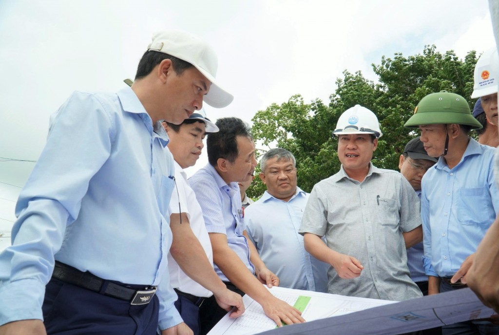 Phó Chủ tịch UBND thành phố Phan Thái Bình kiểm tra dự án phục vụ đường sắt cao tốc Bắc Nam.