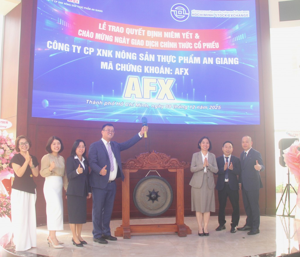 thực hiện nghi thức đánh cồng