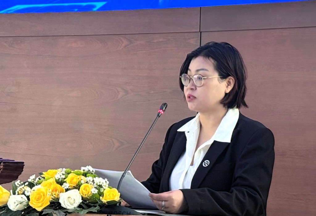 Bà Nguyễn Nam Anh, Giám đốc Phòng Quản lý niêm yết - HOSE phát biểu công bố tại buổi lễ