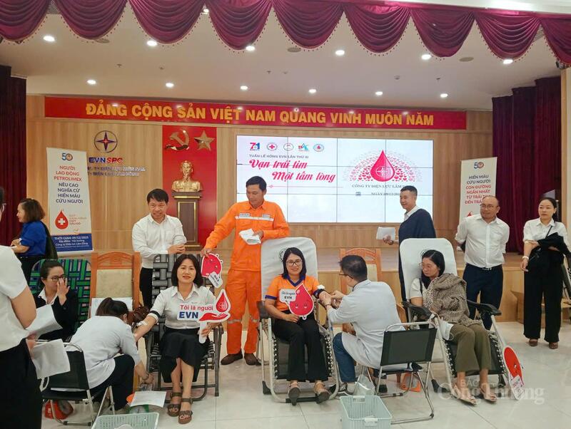 Đội ngũ cán bộ, công nhân viên Công ty Điện lực Lâm Đồng hưởng ứng tuần lễ hồng. Ảnh: Thiên Phương