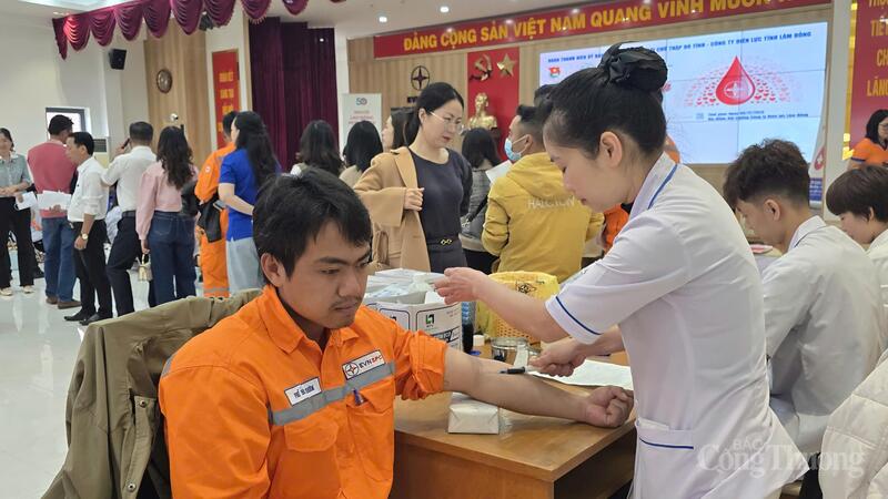 250 đơn vị máu được cán bộ, công nhân viên Công ty Điện lực Lâm Đồng đóng góp trong sáng 9/12. Ảnh: Thiên Phương