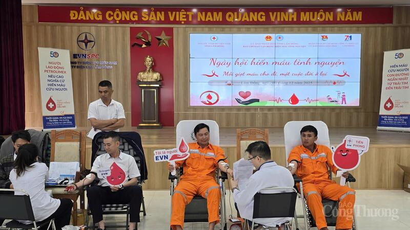 Phong trào hiến máu hằng năm thể hiện tinh thần tự nguyện và ý thức trách nhiệm của Công ty Điện lực Lâm Đồng. Ảnh: Thiên Phương