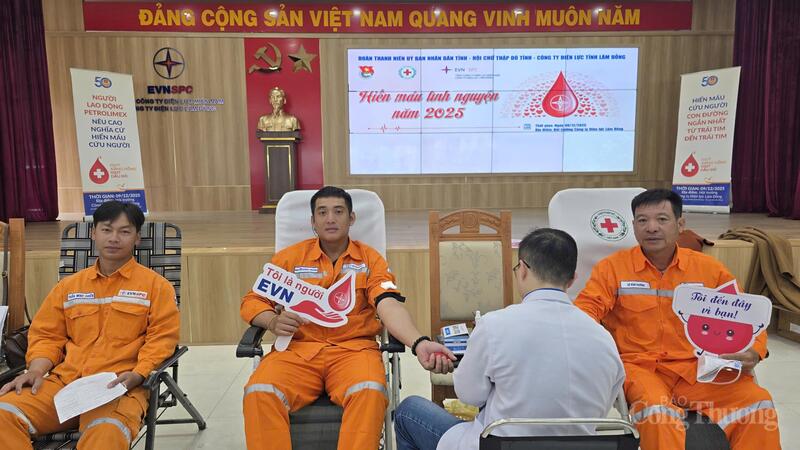 Tuần lễ hồng EVN là dấu ấn nhân văn đặc biệt của Tập đoàn Điện lực Việt Nam trong suốt hơn mười năm qua. Ảnh: Thiên Phương