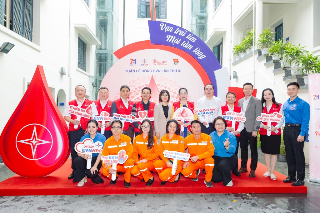 Các đồng chí lãnh đạo EVNNPC cùng các đại biểu tại chương trình hưởng ứng Tuần lễ hồng EVN lần thứ XI Các đồng chí lãnh đạo EVNNPC cùng các đại biểu tại chương trình hưởng ứng Tuần lễ hồng EVN lần thứ XI