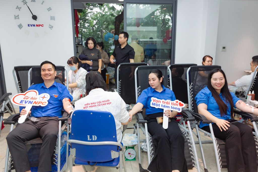 CBCNV, đoàn viên thanh niên tích cực tham gia hiến máu CBCNV, đoàn viên thanh niên tích cực tham gia hiến máu