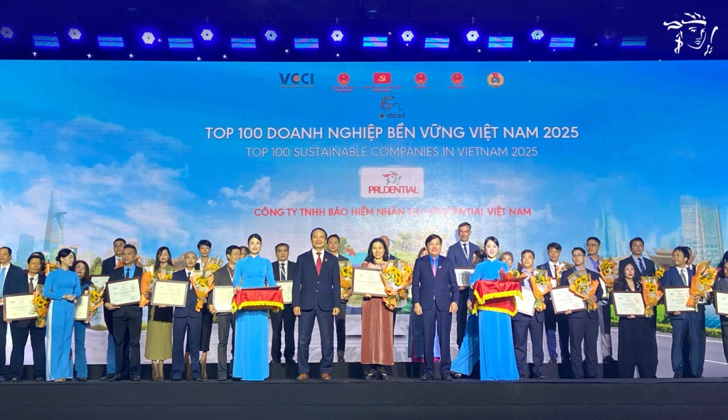 Đại diện Prudential Việt Nam nhận giải thưởng CSI100 năm 2025