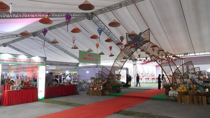 Khu trưng bày được thiết kế bắt mắt, tạo điểm nhấm cho sự kiện. Ảnh: Quốc Huy