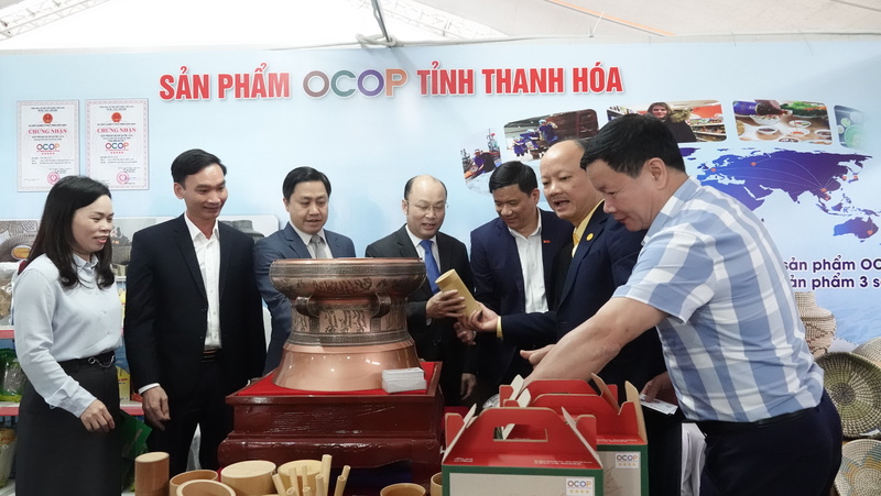 Các đại biểu tham quan hàng của tỉnh Thanh Hóa. Ảnh: Quốc Huy